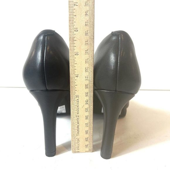 Clarks collection Classic Black Leather Heels Womens Size 9 W Pump Slip On Shoes - Picture 6 of 8